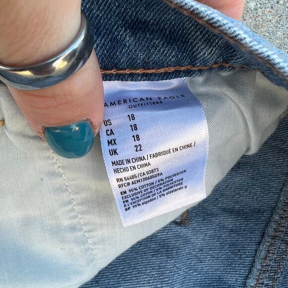 AEO high waist pleated mom jean shorts with rolled hem Size 18 - Picture 4 of 5